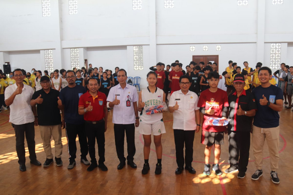 Sekda Adi Arnawa Buka Kejuaraan Kabupaten Kompetisi Bola Basket U-15